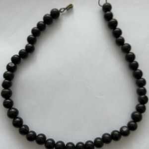 Marble black short necklace.